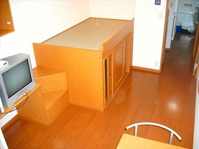 Living and room. There bet