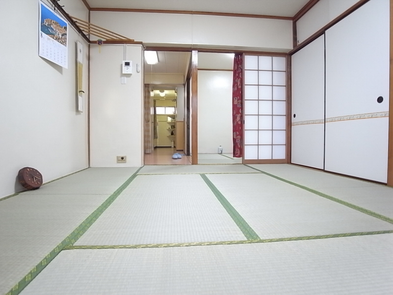 Living and room. 8 pledge Japanese-style room looks attractive