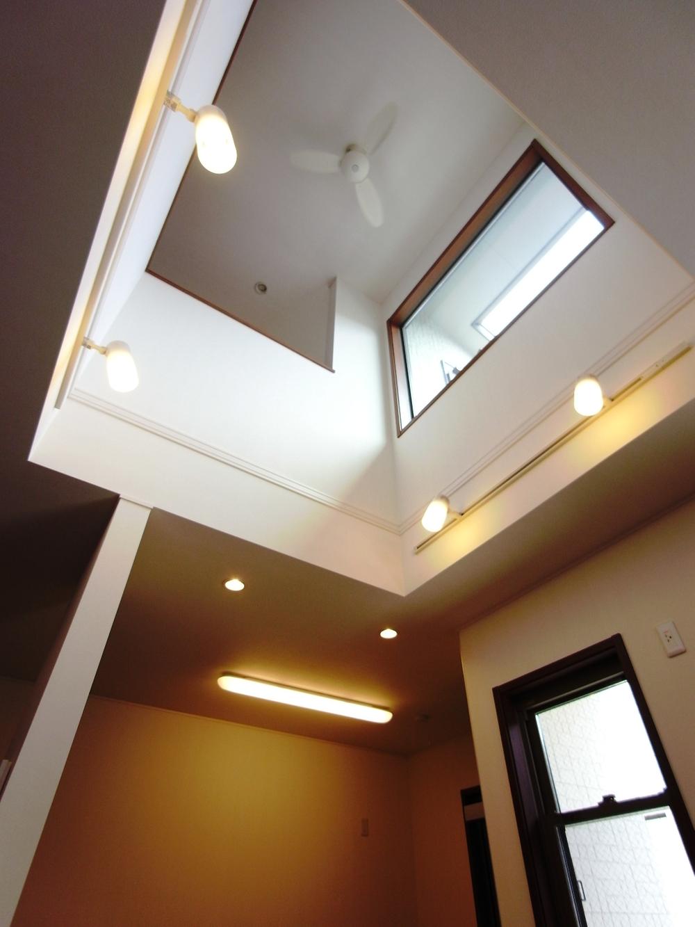 Building plan example (introspection photo).  [ ◇ atrium construction example photograph ◇ ] Living was to blow in order to bright open space. 