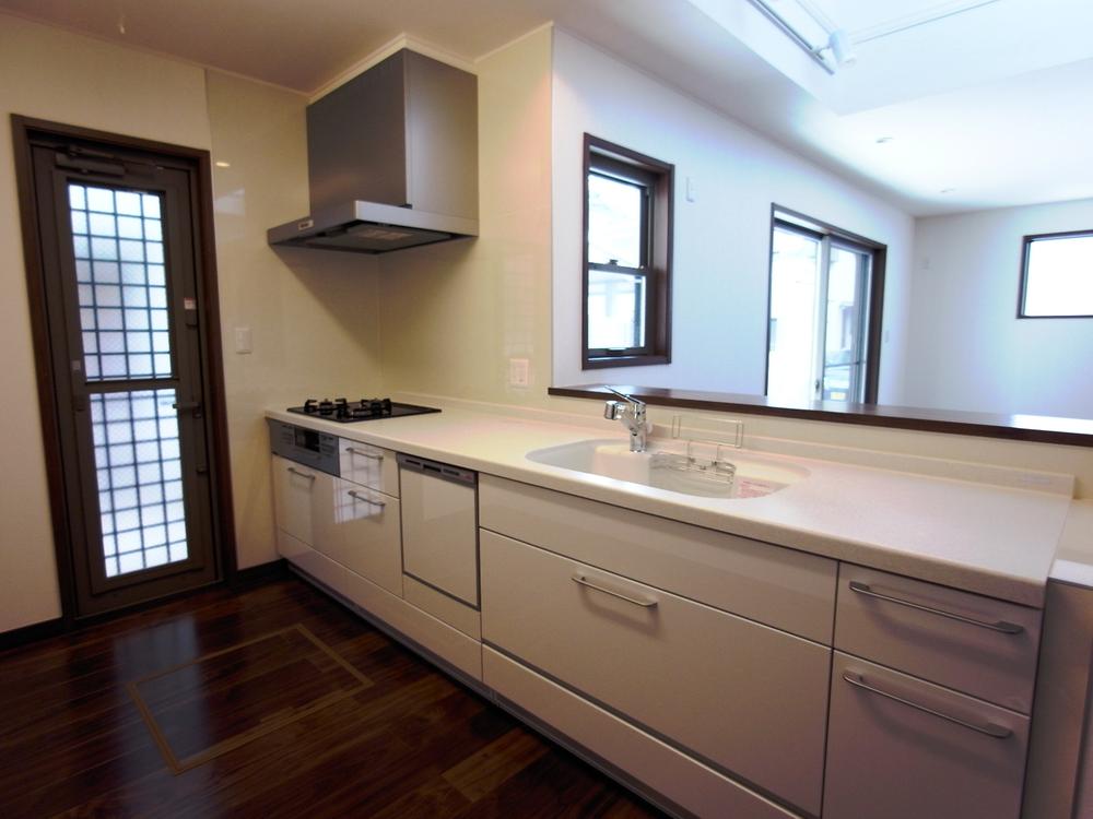 Building plan example (introspection photo).  [ ◇ kitchen construction example photograph ◇ ] It is face-to-face kitchen so that it can be seen while cooking for children in cooking favorite wife. 