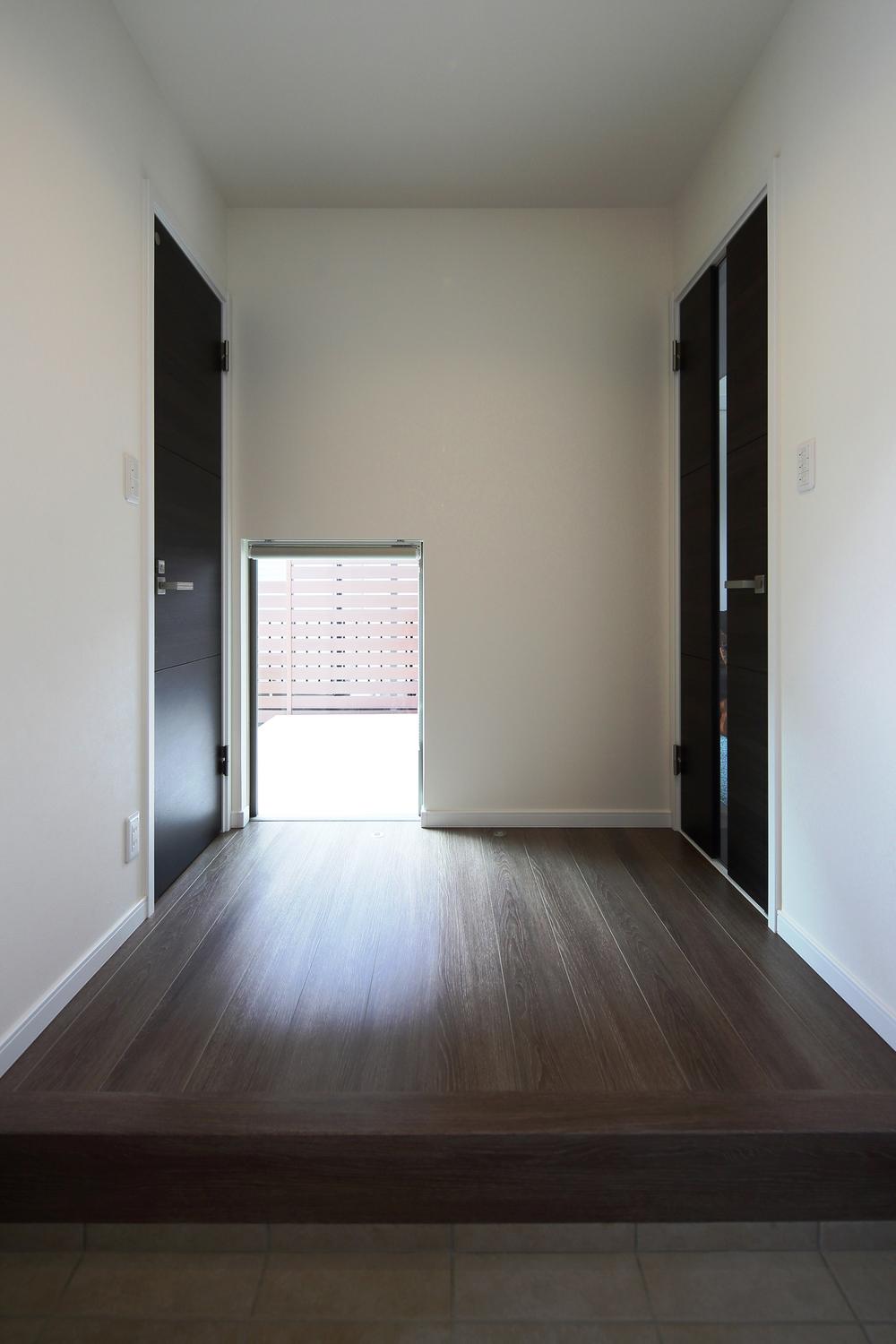 Building plan example (introspection photo).  [ ◇ entrance construction example photograph ◇ ] Assuming the light shine in reflected from the terrace, It has designed. 