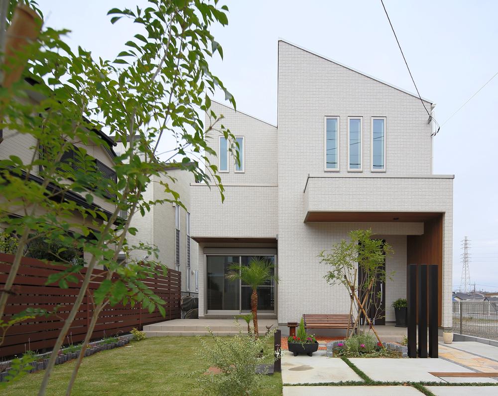 Building plan example (exterior photos).  [ ◇ appearance construction example photograph ◇ ] It has designed thinking the contrast of green and the building of white planting. 