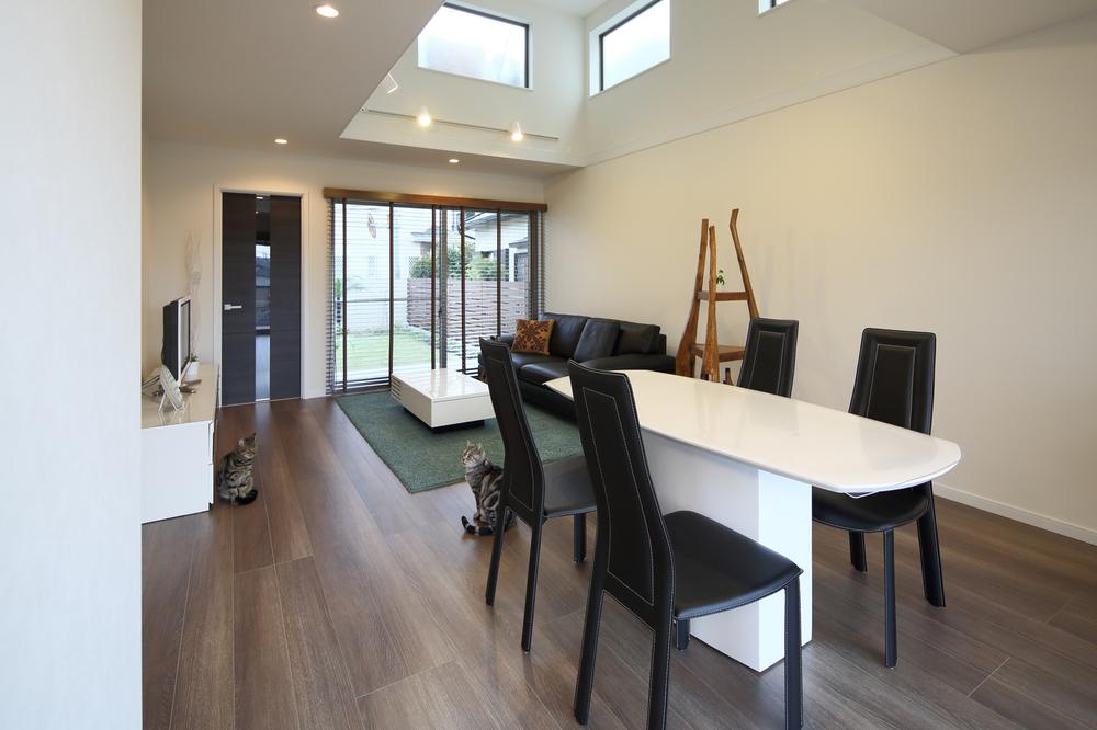 Building plan example (introspection photo).  [ ◇ LDK construction example photograph ◇ ] Interior doors and floor color, We arranged to think the size and color of the furniture. 