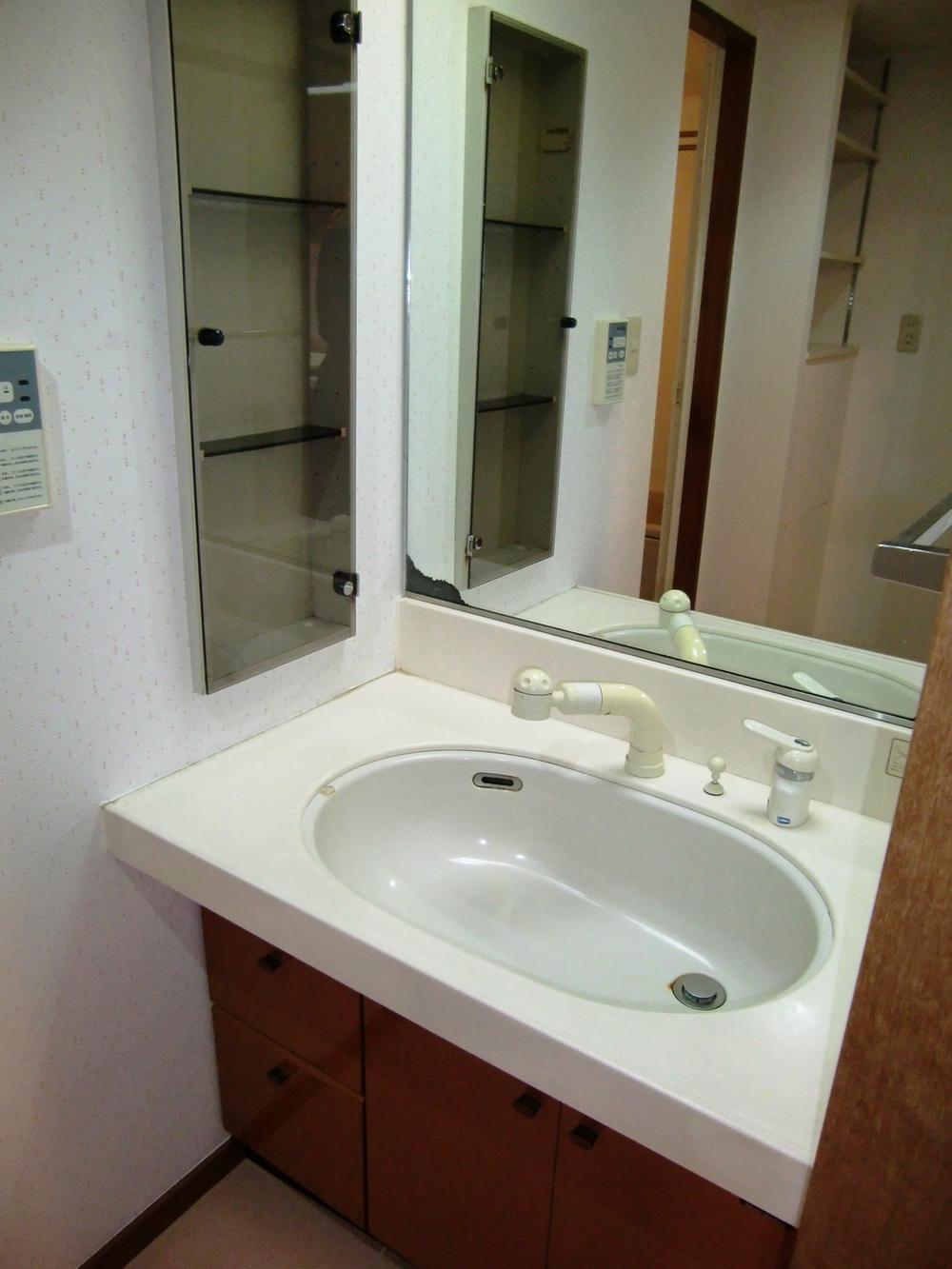 Wash basin, toilet