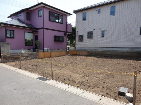 Local photos, including front road. Public road of about 5m