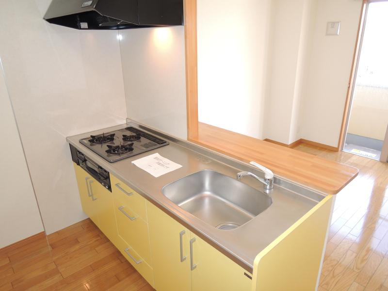 Kitchen. 3-neck gas stove Installed