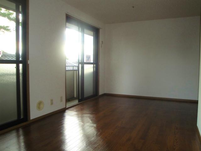 Living and room. And many windows is bright ☆