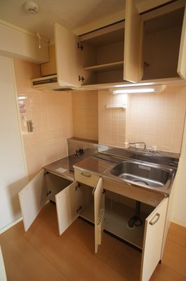 Kitchen. It is a kitchen where there is housed in the up and down.