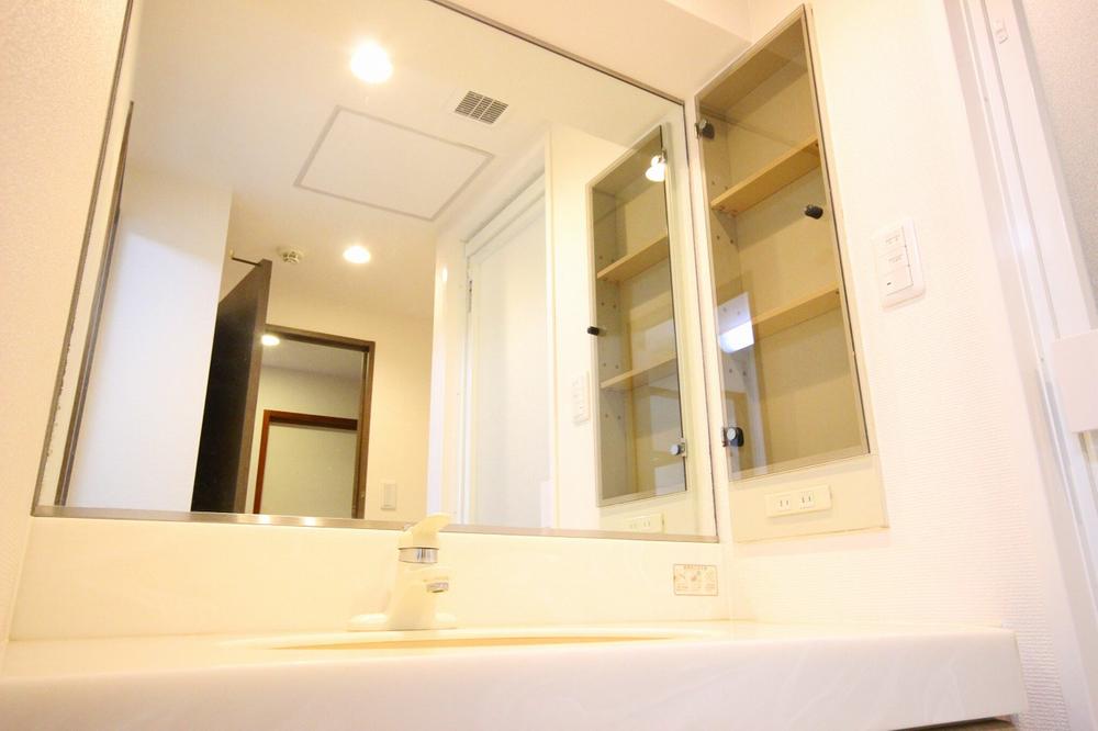 Wash basin, toilet. It is the washstand of wide
