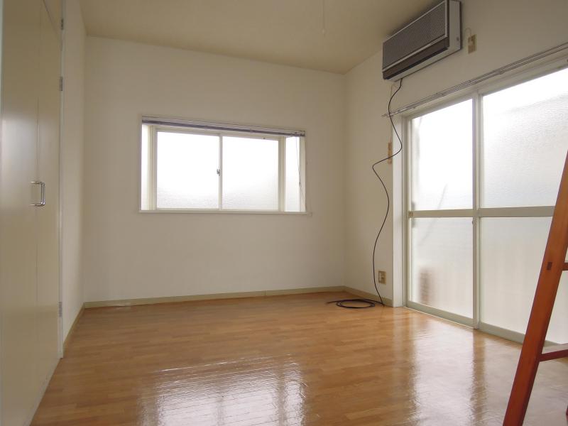 Other room space. Of course, air conditioning is also equipped with 1 groups.