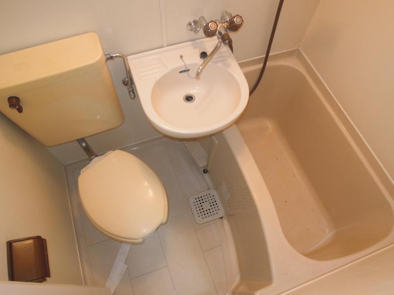 Toilet. Easy-to-use 3-point unit.