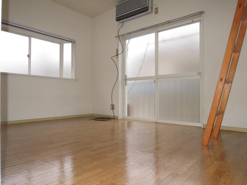 Entrance. Bike storage is also equipped.