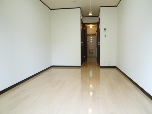 Living and room. Spread of the room. It will put even bigger bed. 