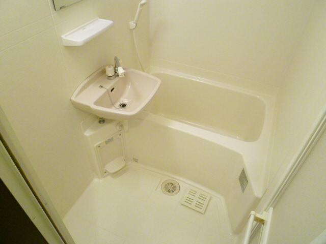 Bath. Let's wash away the dirt of the day with a clean bath. 