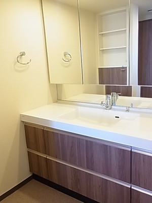 Washroom. Large 3 Menkyo is, It is very convenient and also serves as an accommodation to the back.