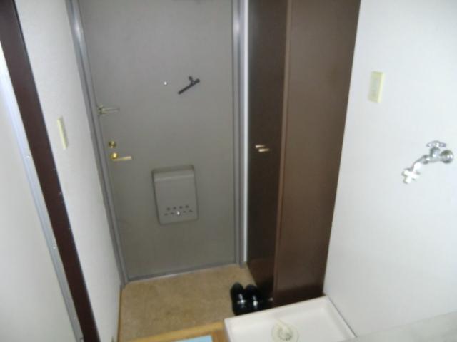 Entrance. Since a large shoebox there is easier than ever with the storage of shoes