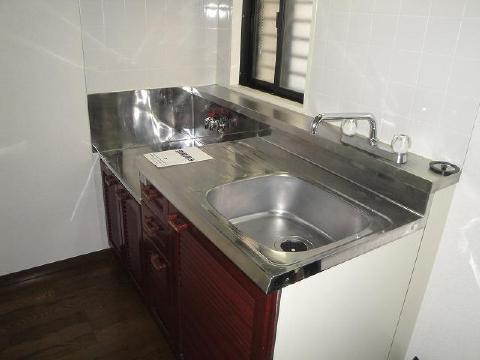 Kitchen. Glad gas stove corresponding kitchen to self-catering school