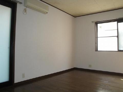 Living and room. Spacious a room