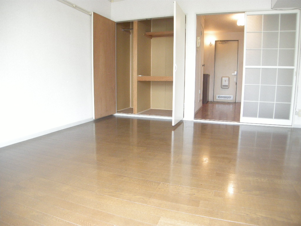 Living and room. Air conditioning ・ And new lighting fixtures!