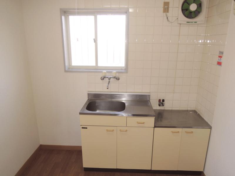 Kitchen. Two-burner stove installation Allowed. It is ideal for self-catering school.
