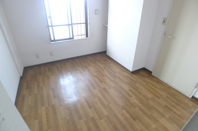 Living and room. Western-style 4.5 Pledge