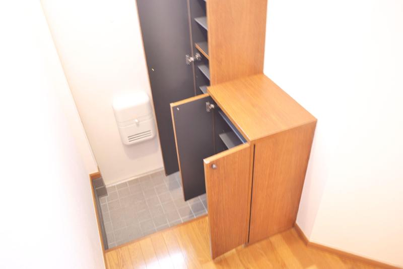 Entrance. The entrance, Shoes BOX There are a lot of