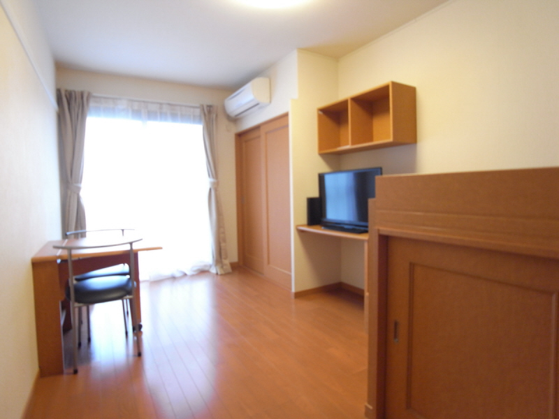 Living and room. It is also safe in person for the first time of living alone! 