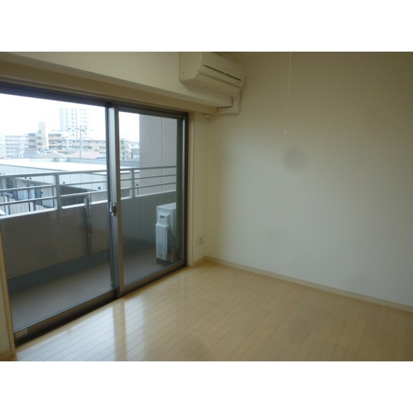 Living and room. 403