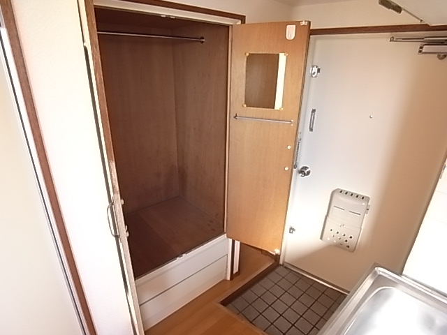 Receipt. Wardrobe closet type of equipped.