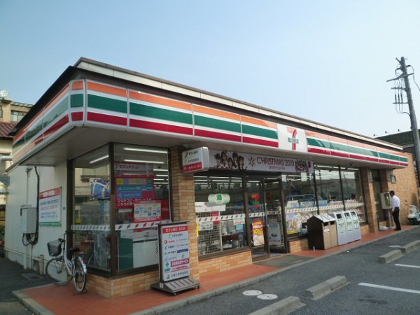 Convenience store. Seven-Eleven (convenience store) to 200m