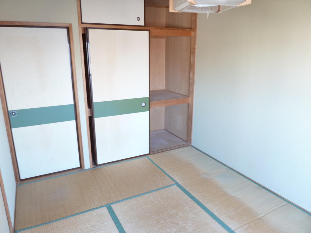 Other room space. Japanese-style room with a calm atmosphere