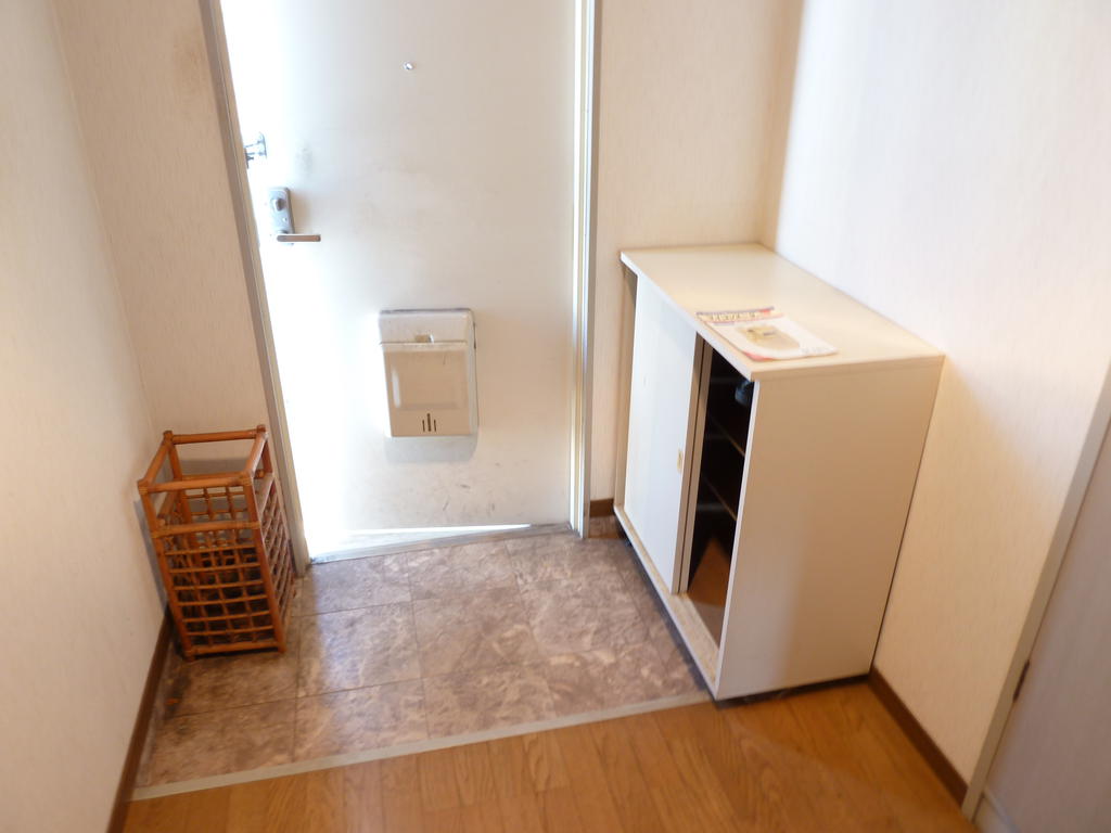 Entrance. It is convenient to put even accessories on top of the Kutsutana.