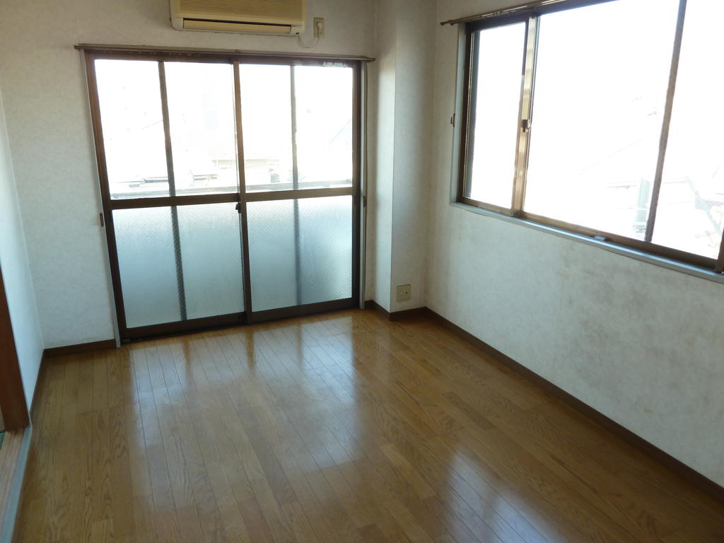 Living and room. 2 sided lighting is bright rooms