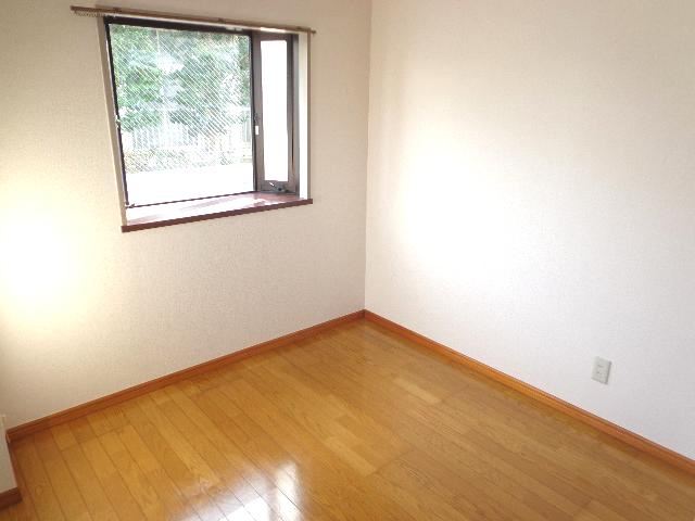 Living and room. If there is a bay window is bright rooms.