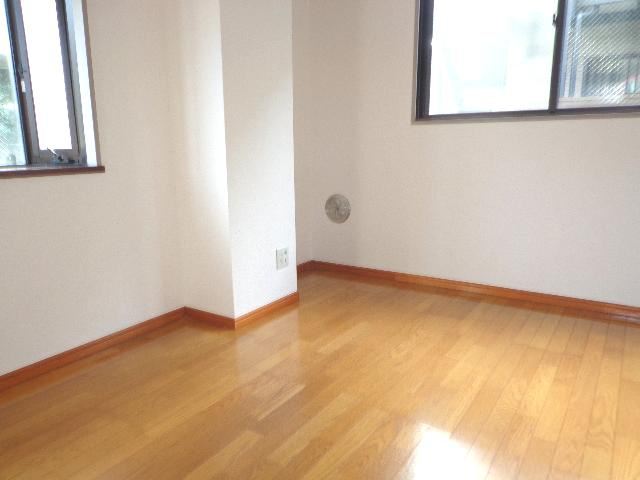 Living and room. Good day in the two-sided lighting ☆