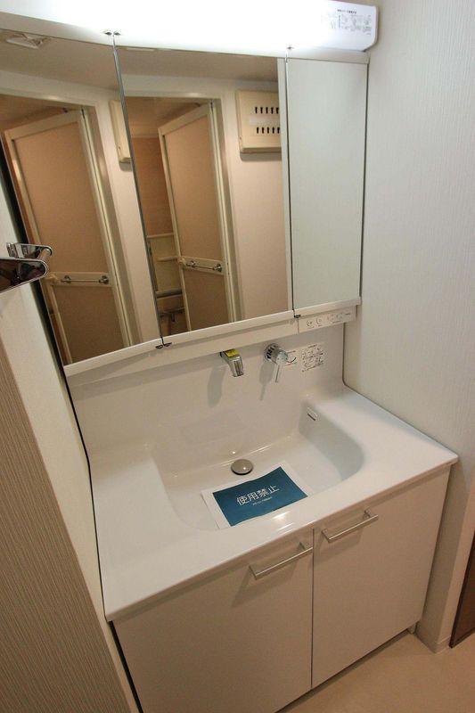 Wash basin, toilet. Independent wash basin mirror is larger