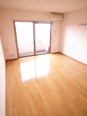 Living and room. Spacious is the room of 9 quires over ☆ 