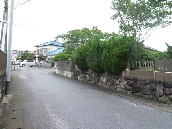 Local photos, including front road. The surroundings are quiet lined with houses