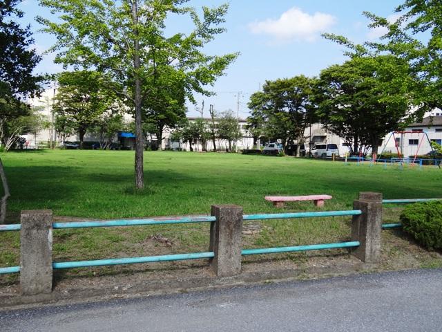 park. Five 10m walk 1 minute until the thousand square meters park. It is right next to.