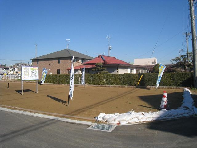 Local photos, including front road. A compartment