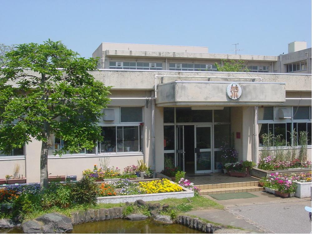 Primary school. 1261m to Ichihara City Ishizuka Elementary School