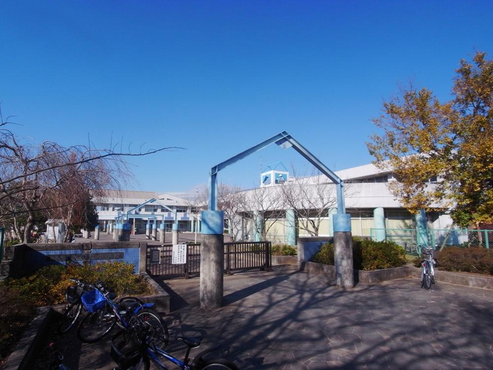 Primary school. Mizunoe to the other side via the road promenade 30m Kazusa up to elementary school there is a "Mizunoe elementary school". It is located to protect the safety of school children can not use the roadway from the subdivision north end.