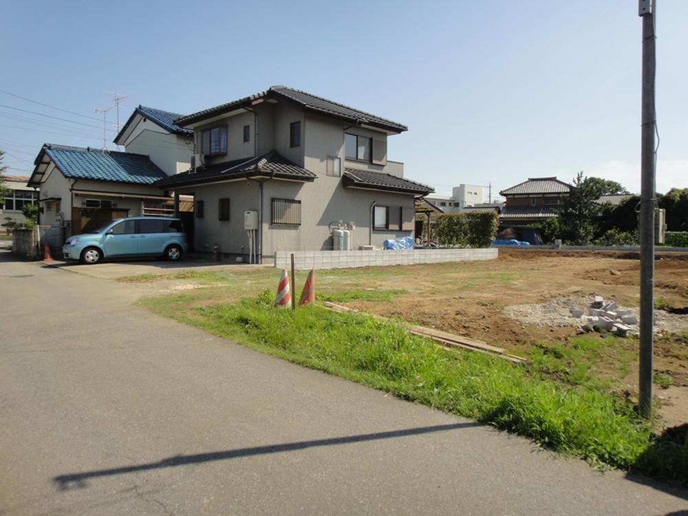 Local land photo. It is a quiet residential area of ​​countryside and new houses are in harmony. 