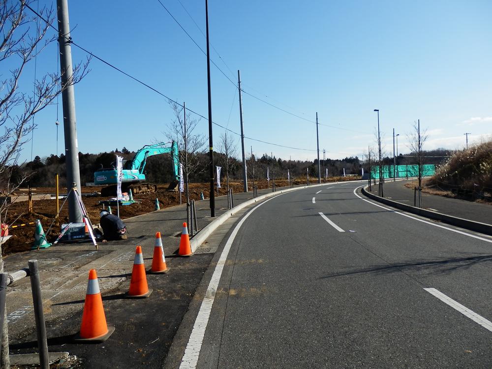 Local photos, including front road. Local (January 2014) Shooting Spacious sidewalk a front road