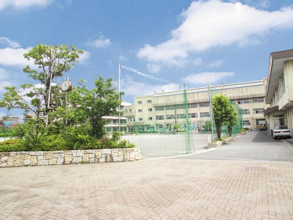 Primary school. Onidaka until elementary school 560m