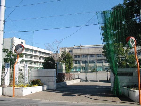 Junior high school. 860m until the sixth junior high school