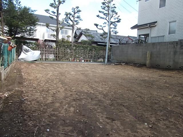 Local photos, including front road. Local (March 2012) shooting