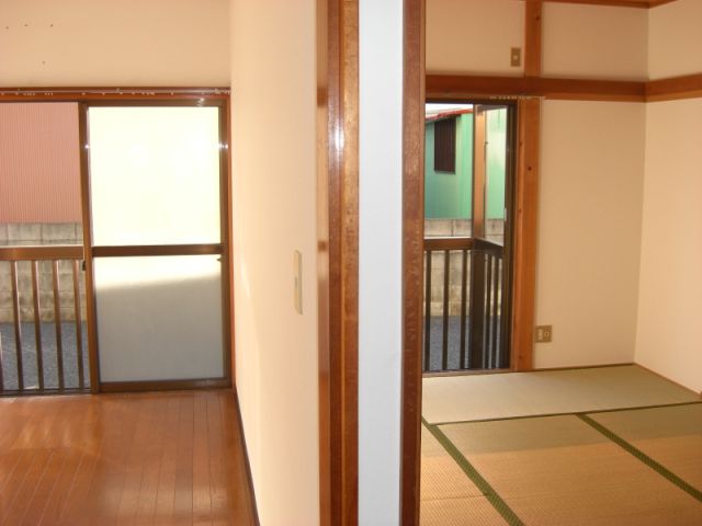 Living and room. Japanese-style room, Per day is good on the south-facing to Western-style both.