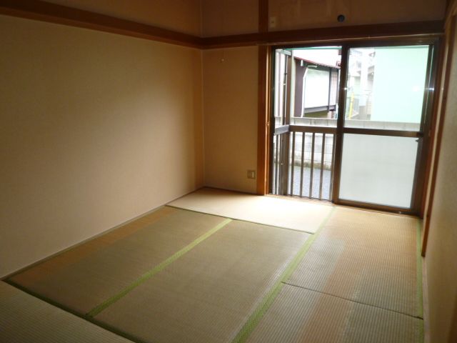 Living and room. Is a Japanese-style room. I will calm still is Japanese-style room.