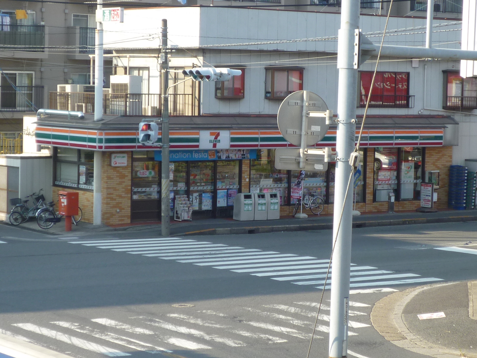 Convenience store. Seven-Eleven Ichikawa Honshio store up (convenience store) 681m